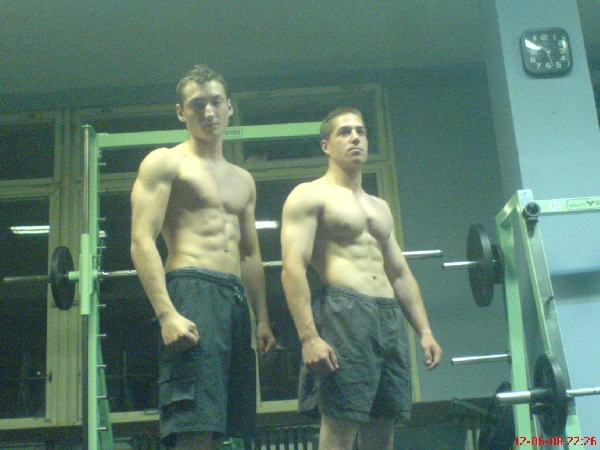 s kamo�em v
posilovn�
....... Vlevo j�
v pravo Jura
..... ( tv���m
se tam jak p*** 
:)